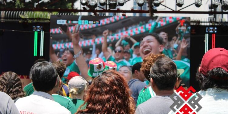 Mexicanos celebran en Los Ángeles triunfo del tricolor en arranque del Mundial