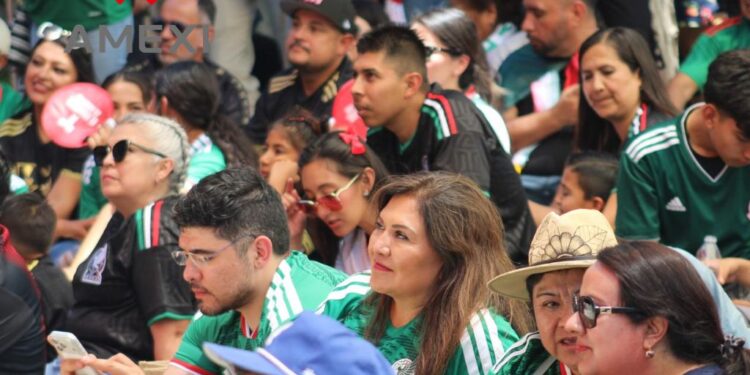 Mexicanos celebran en Los Ángeles triunfo del tricolor en arranque del Mundial