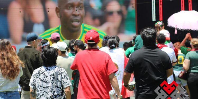 Mexicanos celebran en Los Ángeles triunfo del tricolor en arranque del Mundial