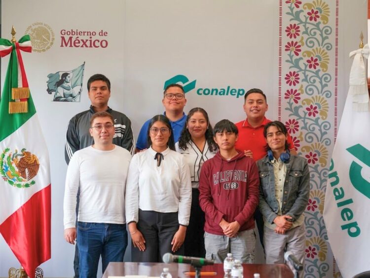 Los nueve egresados del CONALEP seleccionados para trabajar en un hospital geriátrico alemán.