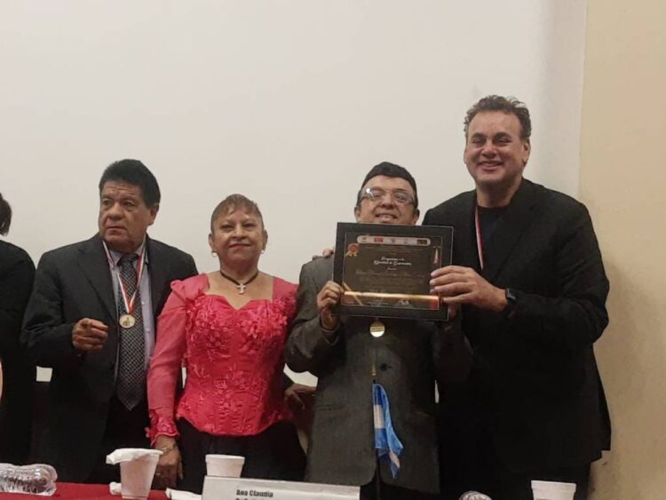 “Luy” recibe reconocimiento por su ardua labor como caricaturista