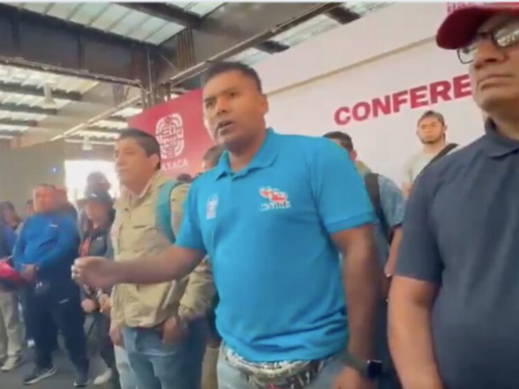 Maestros de la CNTE irrumpen en la mañanera del gobernador jara