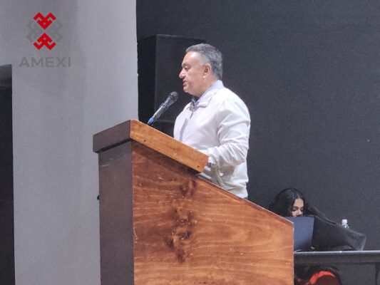 MArtín Esparza Flores, Secretario General del SME, explica las consecuencias desastrozas del T-MEC para México, en foro con organizaciones y sindicatos.