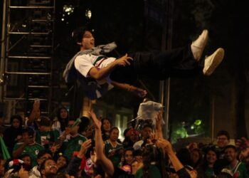 Más de 700 mil celebran en el Zócalo y el Ángel el pase invicto de México