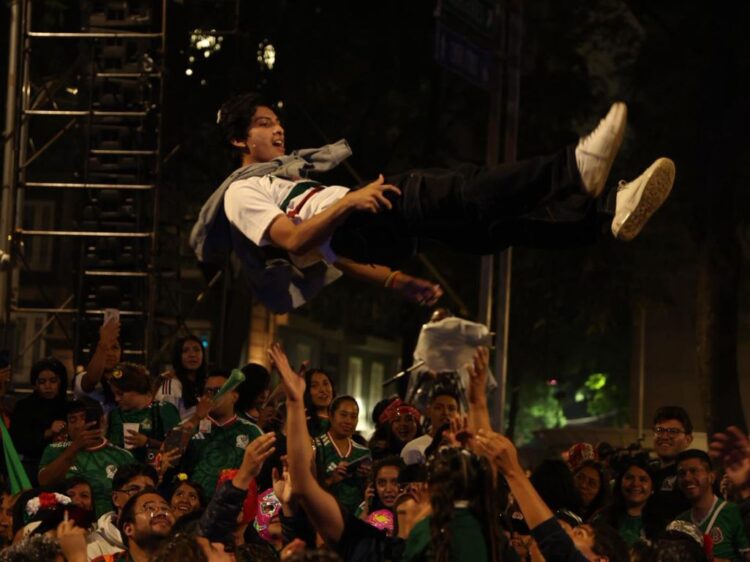 Más de 700 mil celebran en el Zócalo y el Ángel el pase invicto de México