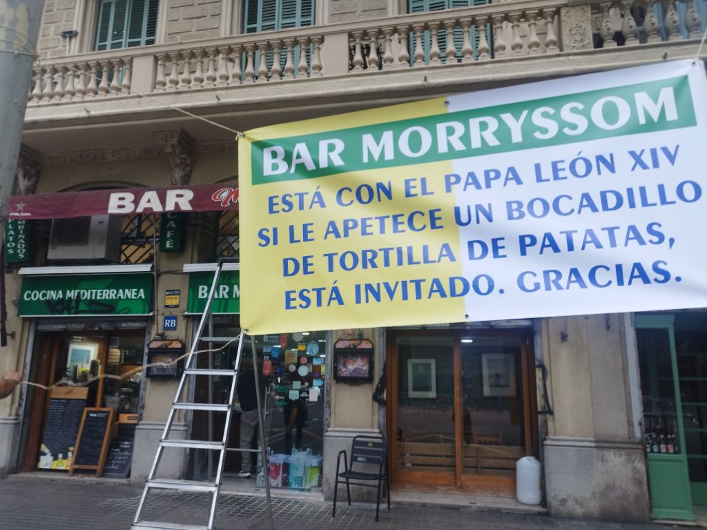 Letrero de un bar que invita comer al Papa León XIV, en Barcelona