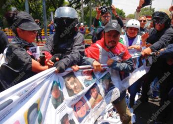 Operativo policiaco detiene en Tlalpan la marcha de colectivos de madres buscadoras y familiares de desaparecidos. AMEXI