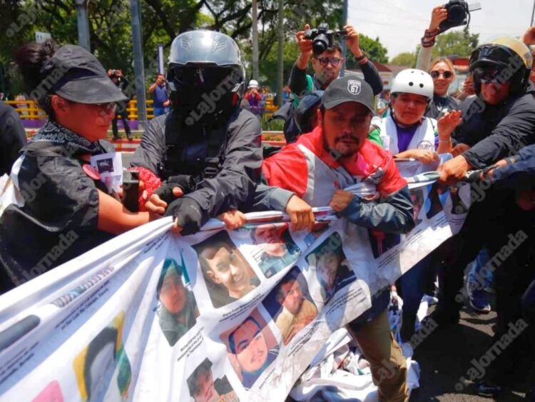 Operativo policiaco detiene en Tlalpan la marcha de colectivos de madres buscadoras y familiares de desaparecidos. AMEXI