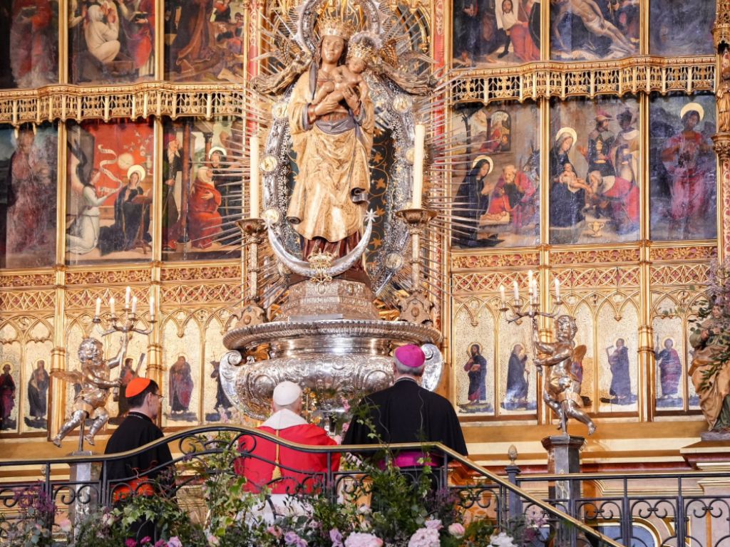El pontífice regaló a la Virgen de Almudena una Rosa de Oro. 