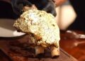 La llegada de Salt Bae a México reavivó el interés por el oro comestible. Conoce su origen, qué sabor tiene y los mitos que lo rodean. | AMEXI/FOTO: IG @nust_et