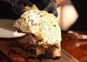 La llegada de Salt Bae a México reavivó el interés por el oro comestible. Conoce su origen, qué sabor tiene y los mitos que lo rodean. | AMEXI/FOTO: IG @nust_et