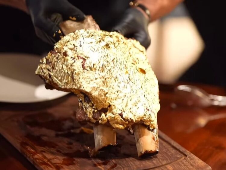 La llegada de Salt Bae a México reavivó el interés por el oro comestible. Conoce su origen, qué sabor tiene y los mitos que lo rodean. | AMEXI/FOTO: IG @nust_et