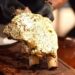 La llegada de Salt Bae a México reavivó el interés por el oro comestible. Conoce su origen, qué sabor tiene y los mitos que lo rodean. | AMEXI/FOTO: IG @nust_et