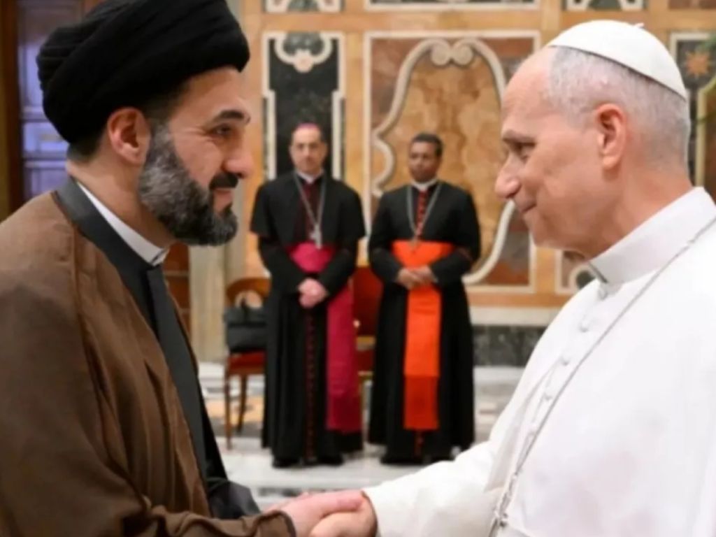 El Papa León XIV saluda a un líder musulmán, en Barcelona