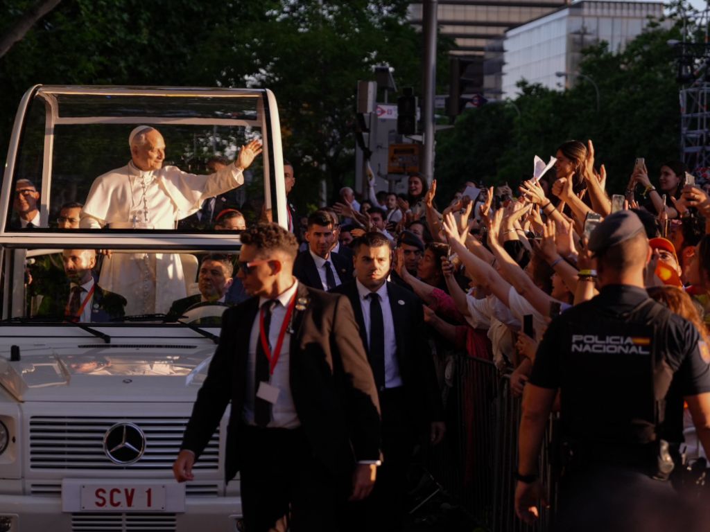 Miles de manos se alzaron para saludar el paso de León XIV en  "papamóvil" por las calles de Madrid.