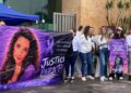Paula Fajardo, acompañada por familiares, amigos y activistas, realizara una protesta frente a los juzgados de Cuernavaca. David Monrroy