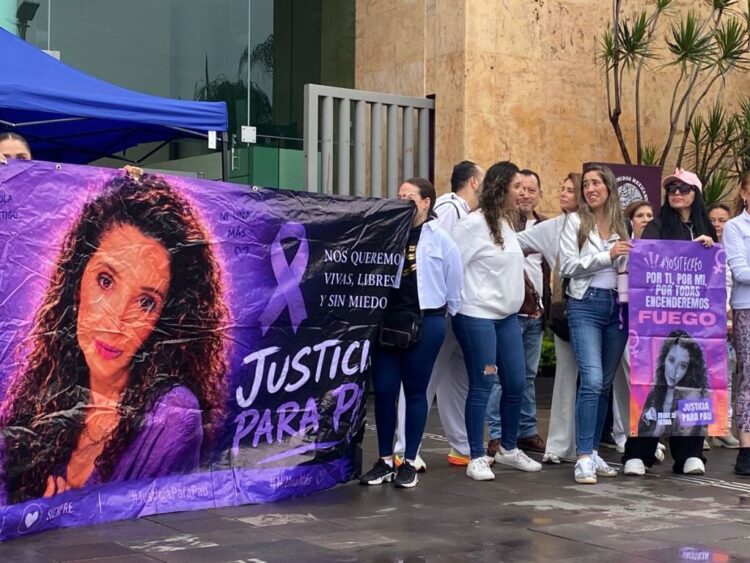 Paula Fajardo, acompañada por familiares, amigos y activistas, realizara una protesta frente a los juzgados de Cuernavaca. David Monrroy