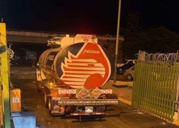 Pipas de Pemex comienzan a abastecer combustible en Oaxaca