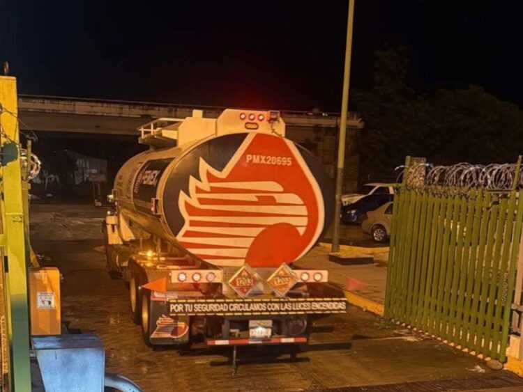 Pipas de Pemex comienzan a abastecer combustible en Oaxaca