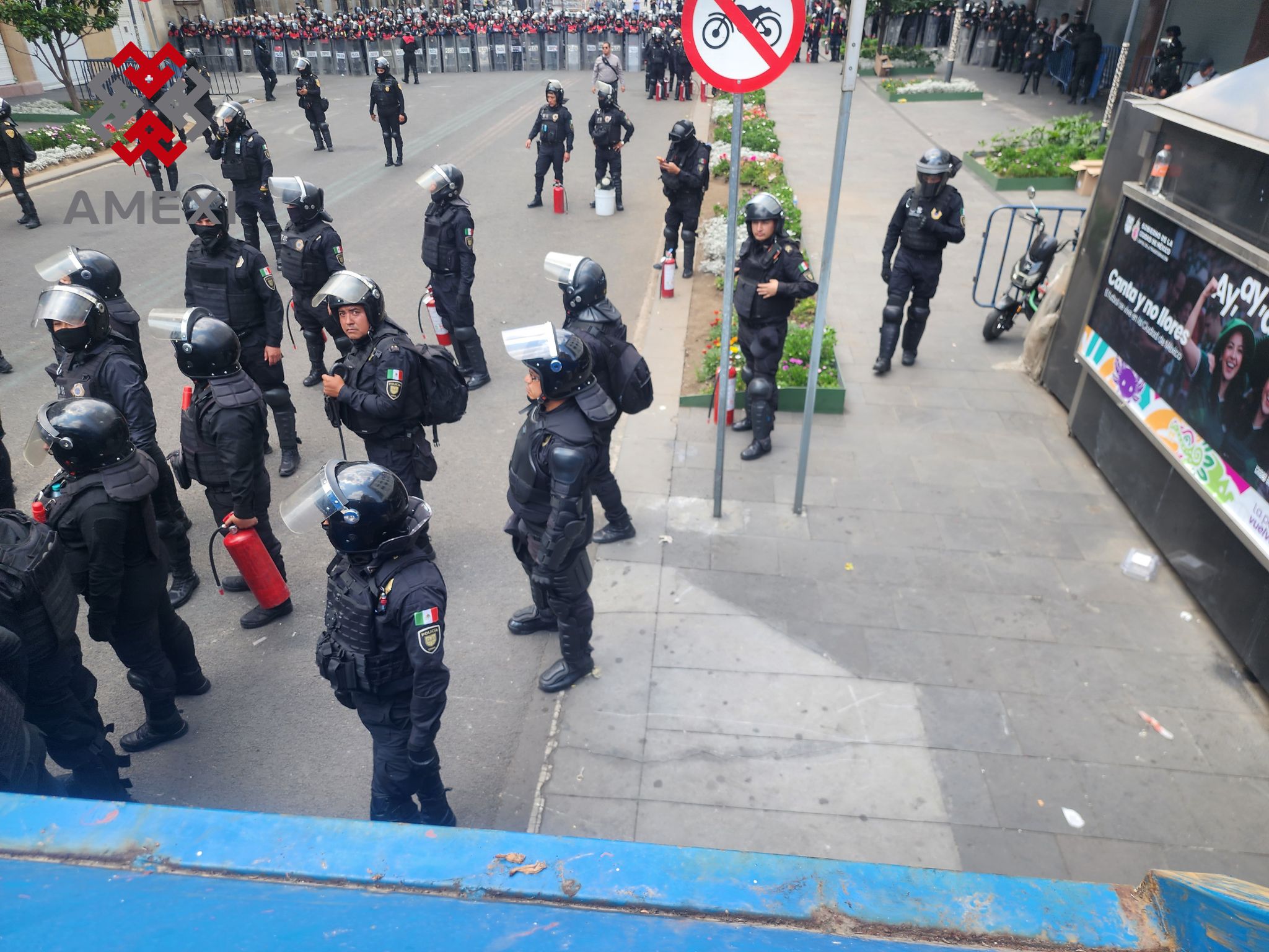 Tras murallas metálicas, se atrincheraron elementos de seguridad ciudadana de la CDMX, quienes lanzaron petardos y balas de goma, en contra de los maestros de la CNTE