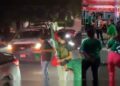 Policías de Apatzingán dispersan con balazos al aire a aficionados