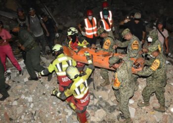 Soldados mexicanos rescataron con vida a un niño de 11 años. que pasó más de 80 horas atrapado bajo escombros, tras los terremotos del 26 de junioi.