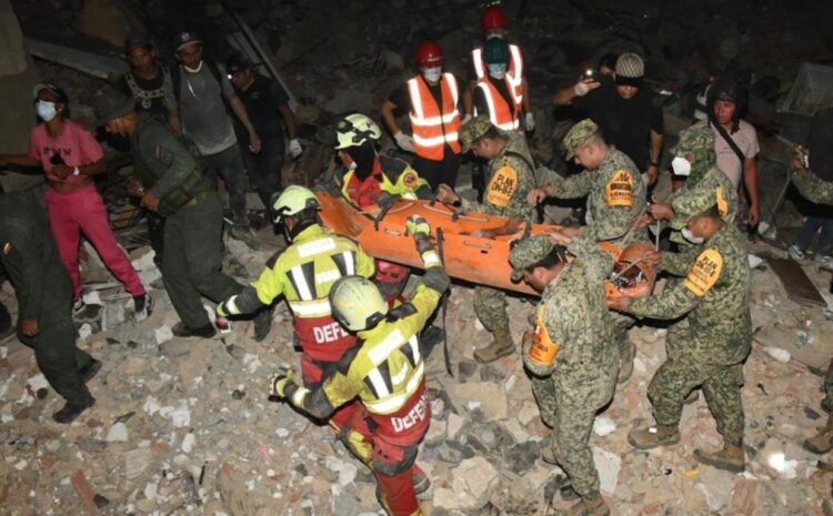 Soldados mexicanos rescataron con vida a un niño de 11 años. que pasó más de 80 horas atrapado bajo escombros, tras los terremotos del 26 de junioi.