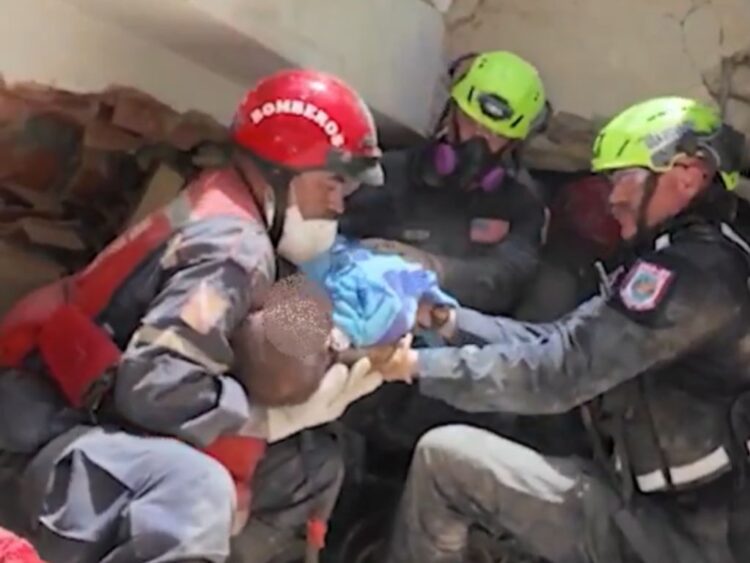 La “haitianización” de Venezuela Rescatistas sacan a un niño de entre los escombros tras el sismo en Venezuela. AMEXI Foto RRSS
