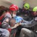 La “haitianización” de Venezuela Rescatistas sacan a un niño de entre los escombros tras el sismo en Venezuela. AMEXI Foto RRSS