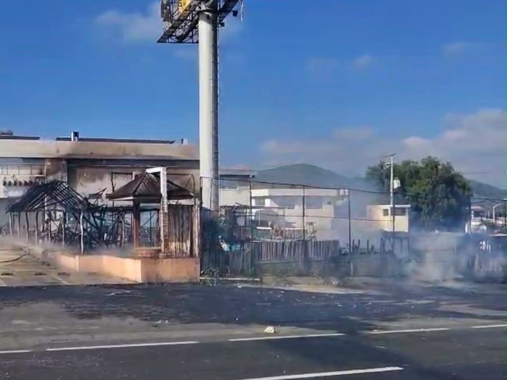 Restaurante incendiado por explosión de pipa en Texcoco