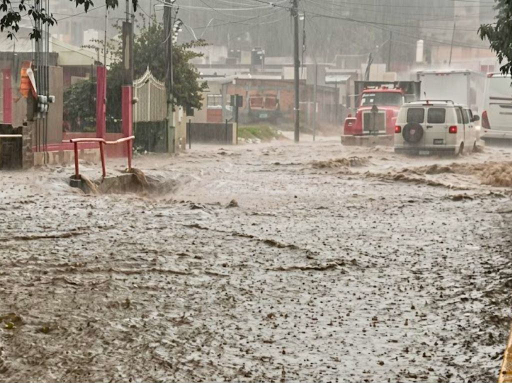 Río desbordado en Tlalmanalco