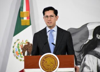Roberto Velasco contesta a españolas Cayetana y Ayuso