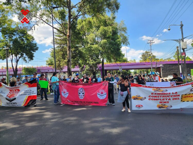 Integrantes del SUTIEMS durante protesta en Calzada de Tlalpan por retrocesos en negociación salarial con autoridades de la CDMX