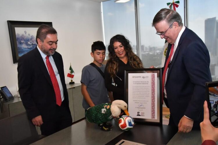 “Pato Merlín” obtiene registro de marca otorgado por Economía e IMPI (VIDEO)