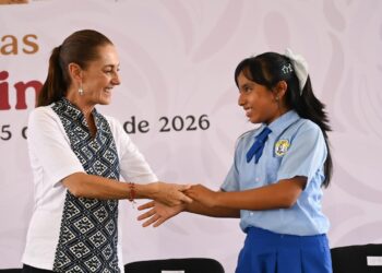 En Veracruz, Claudia Sheinbaum defiende la beca «Rita Cetina»