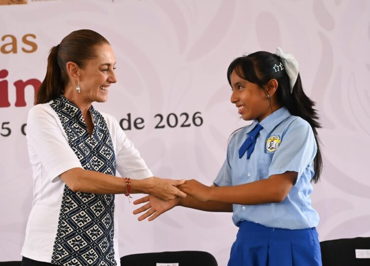 En Veracruz, Claudia Sheinbaum defiende la beca «Rita Cetina»