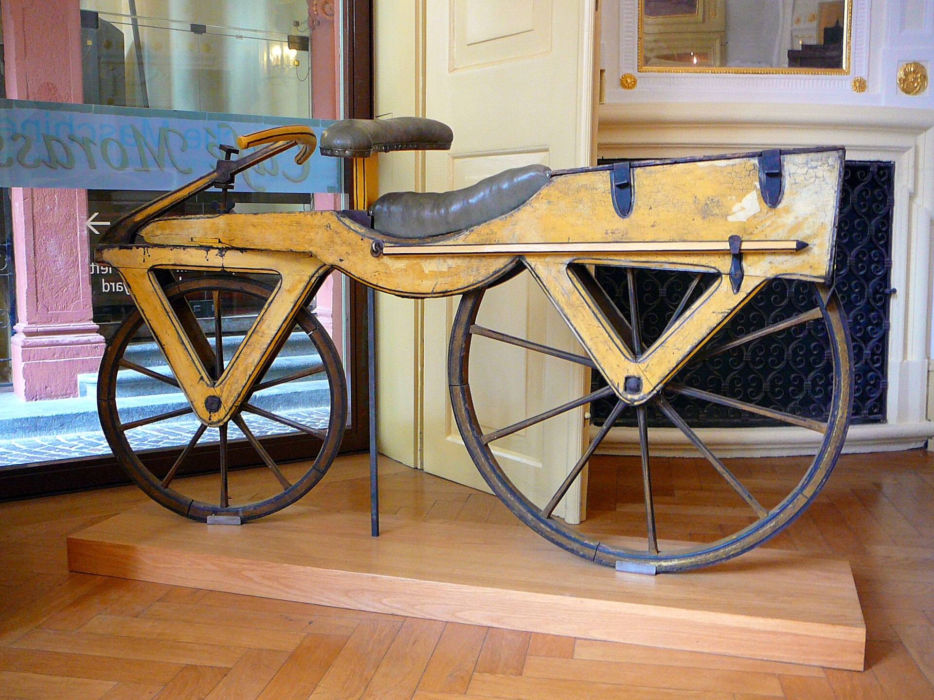 Su invención se remonta a 1817, cuando el barón alemán Karl von Drais presentó en Mannheim su máquina andante