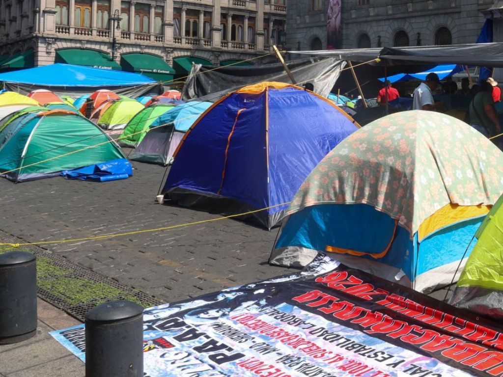 Tras extensa jornada, la ANR de la CNTE acuerda plantón en el Zócalo y exige reinstalación de mesa con presidenta