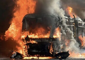 Grupos antiinmigrantes quemaron viviendas y vehículos, en el norte de Belfast, en Irlanda del Norte