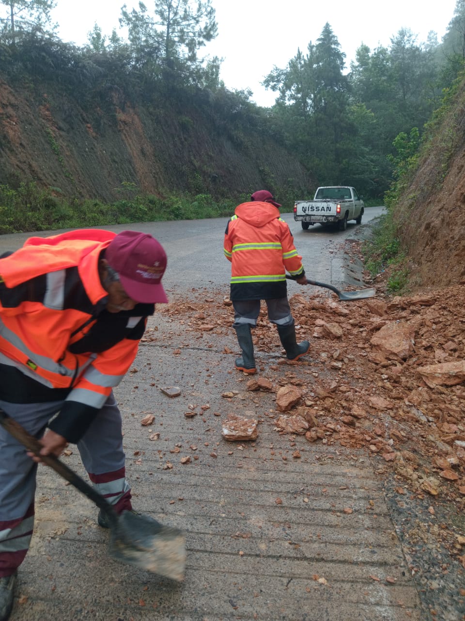 24 caminos afectados y 1,720 metros cúbicos de derrumbes