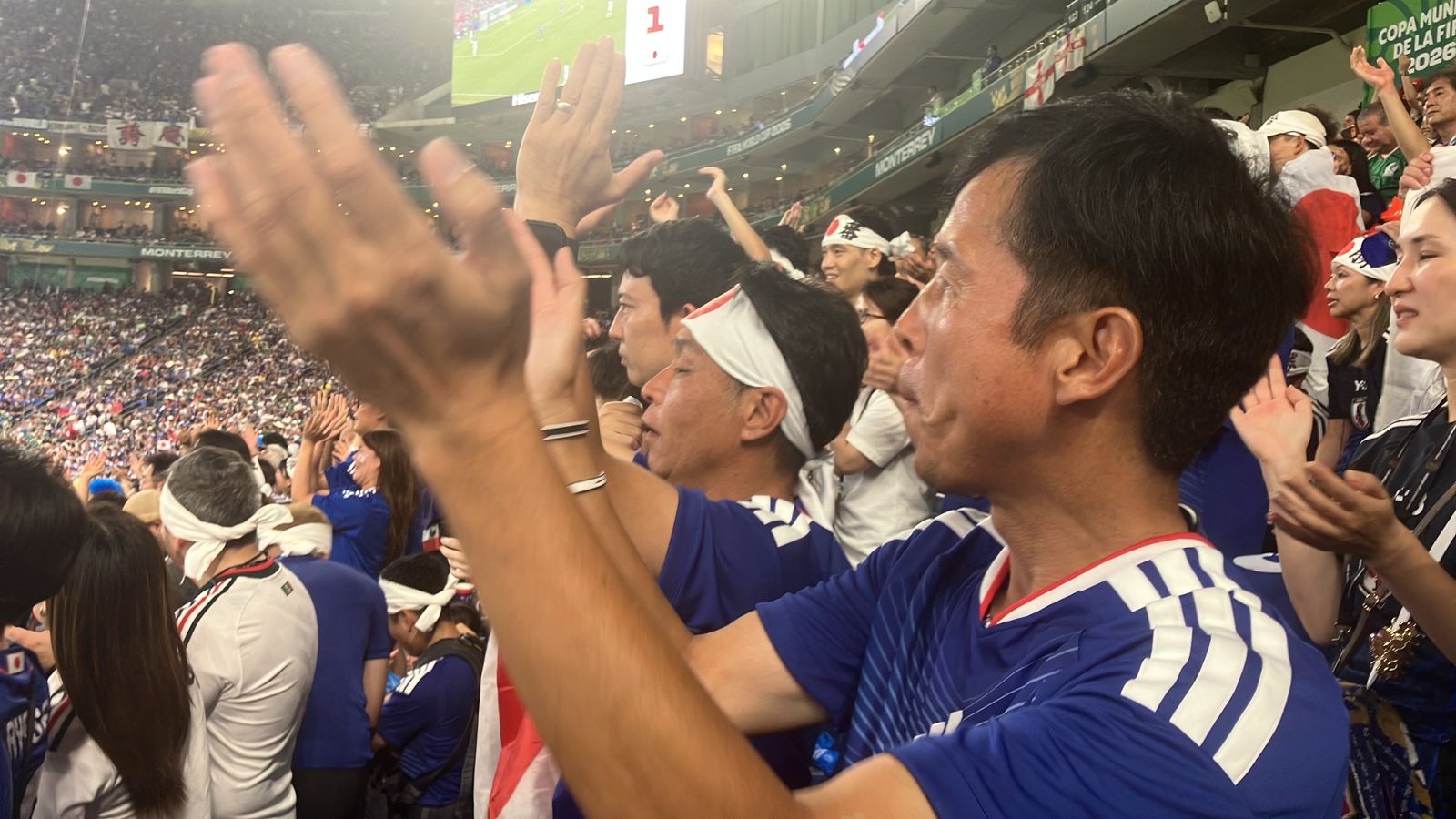Cientos de japoneses asistieron al partido de su selección, en el Estadio Monterrey, 