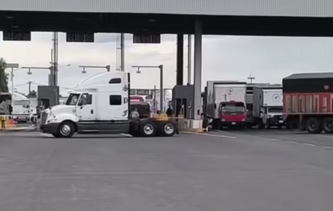 Automovilistas reportan largas filas y caos vial en accesos principales a la Ciudad de México. AMEXI / FOTO: Corresponsal