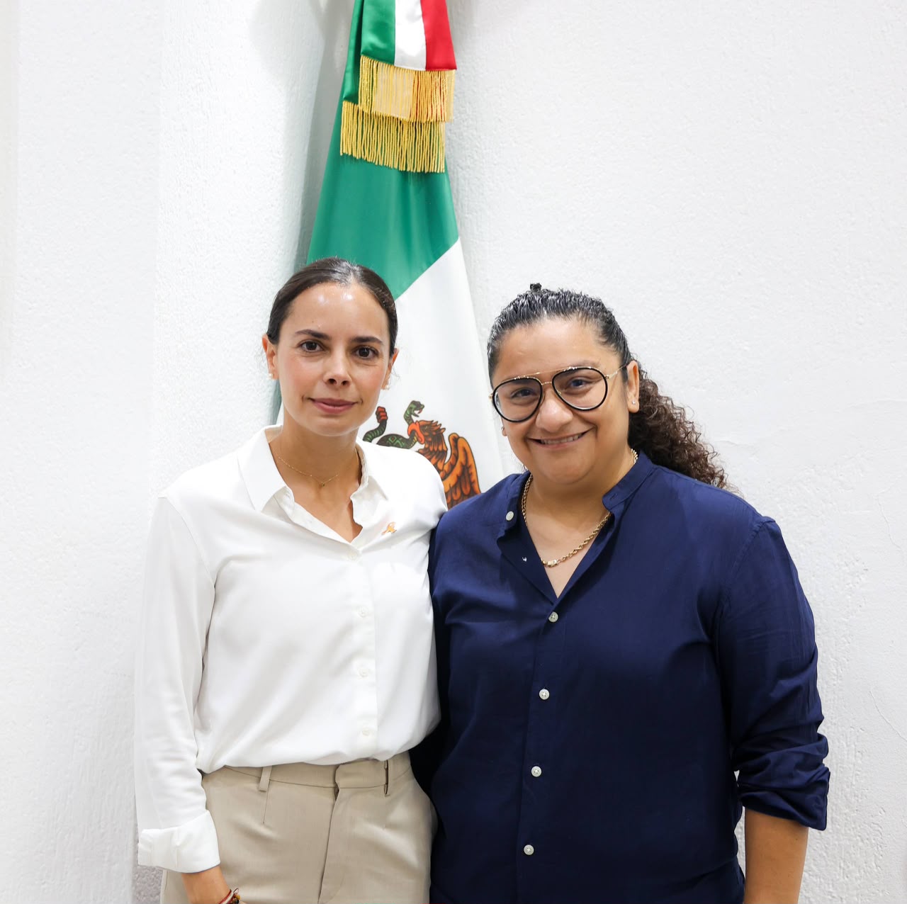 La presidenta municipal, Ana Paty Peralta dio su respaldo y confianza a la primera regidora Landy Guadalupe Canché Pantoja, titular de la comisión de Obras y Servicios Públicos, quien asumirá temporalmente el cargo de Encargada de Despacho de la Presidencia Municipal en el mismo lapso.