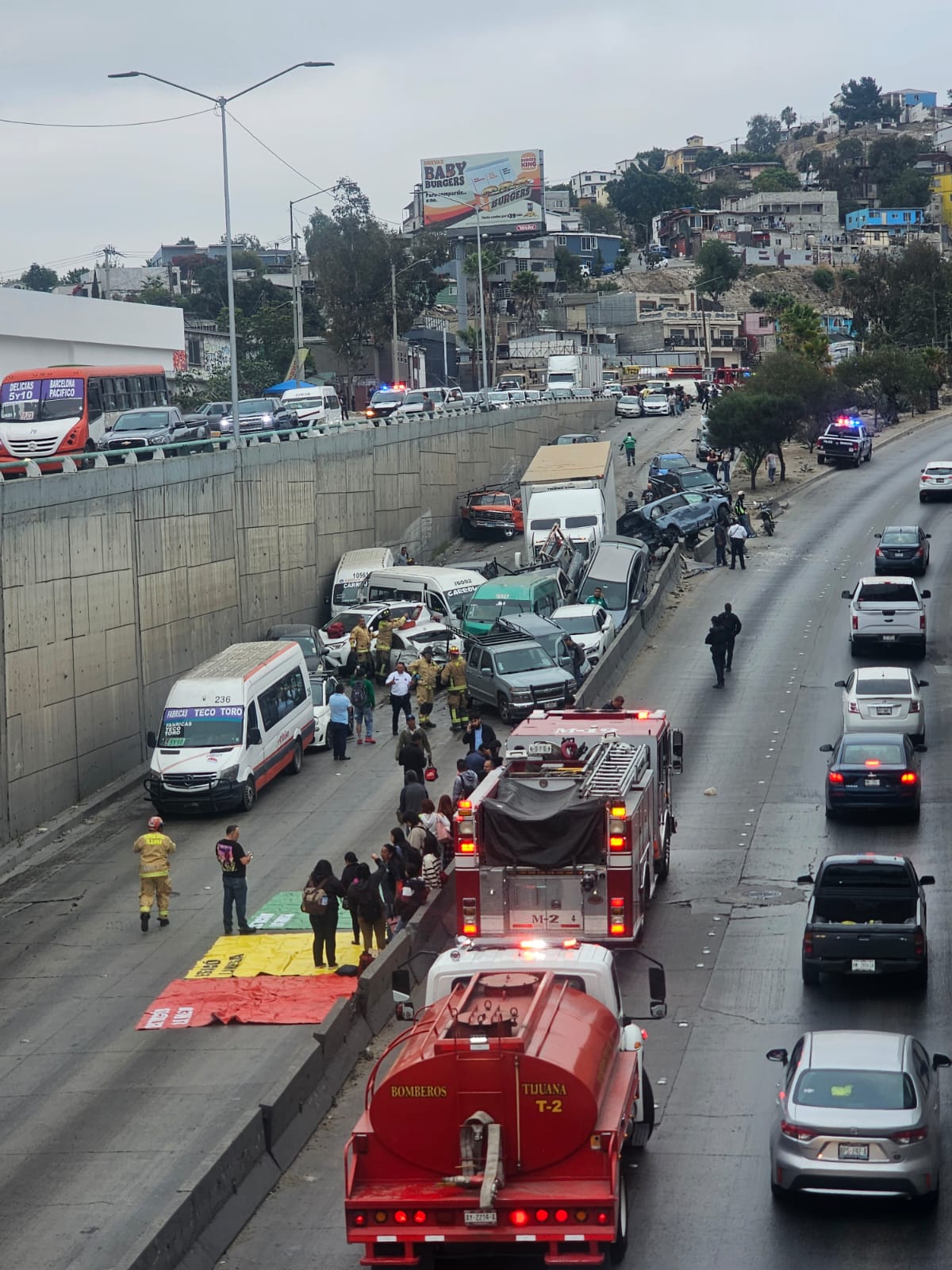 El accidente múltiple ocurre la mañana de este jueves sobre el Libramiento Rosas Magallón, a la altura de la llantera Jaramillo, lo que provocó el cierre parcial de una de las principales vialidades de la ciudad de Tijuana. AMEXI/ FOTO/ Atahualpa Garibay, Corresponsal