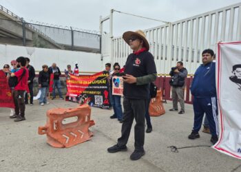 Integrantes de la CNTE bloquearon los accesos vehiculares de la garita de El Chaparral, principal pasao entrre Baja California y San Diego