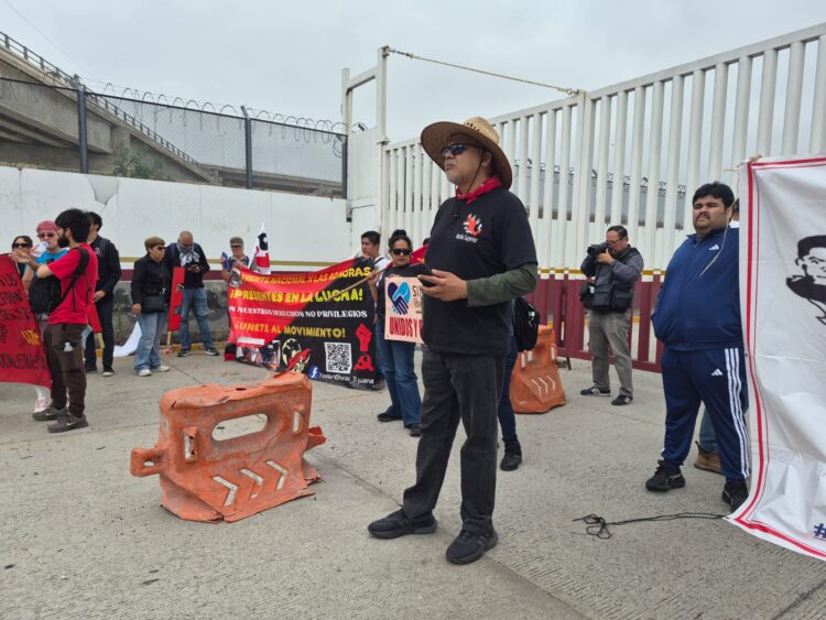 Integrantes de la CNTE bloquearon los accesos vehiculares de la garita de El Chaparral, principal pasao entrre Baja California y San Diego