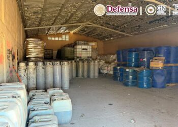 Elementos de la las fuerzas federales de seguridad realizan un histórico decomiso en Sinaloa de más de 24 mil litros de metanfetamina líquida