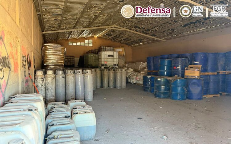 Elementos de la las fuerzas federales de seguridad realizan un histórico decomiso en Sinaloa de más de 24 mil litros de metanfetamina líquida