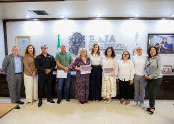El gobierno de Baja California entregó 755 cheques correspondientes al Fondo de Retiro para maestras y maestros jubilados del SNTE.