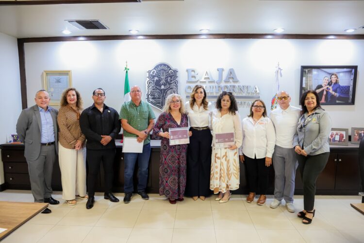El gobierno de Baja California entregó 755 cheques correspondientes al Fondo de Retiro para maestras y maestros jubilados del SNTE.